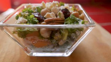 Taraftan bir kale sebze ve peynir salatası itin