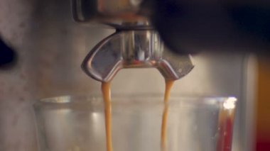 Damlama bir makineden açık bir bardağa bitirme sıcak taze espresso kahve