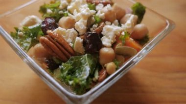 Sağlıklı vejetaryen kale, fındık ve beyaz peynirli salata itin