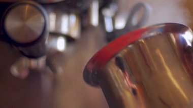 Bir espresso makinesi ile sıcak süt buğulaması bir pot renginde solma Barista