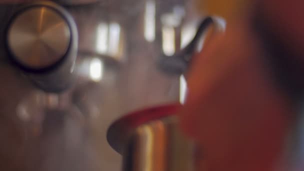 Крупним планом рука бариста очищає машину еспресо з рушником — стокове відео