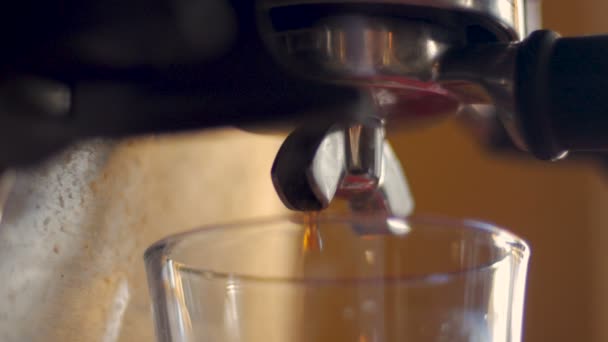 Zijaanzicht van de stomend hete koffie gieten van een roestvrij staal expresso machine — Stockvideo