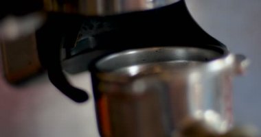 Bileme ve espresso makinesi portafilter doldurma kahve telvesi, yakın çekim