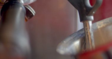 Bir espresso makinesi dumanı tüten bir değnek ile sörfe sürahi köpük süt