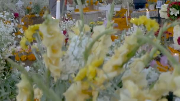 Guindaste de um adolescente preparando uma sepultura para o dia dos mortos no México — Vídeo de Stock