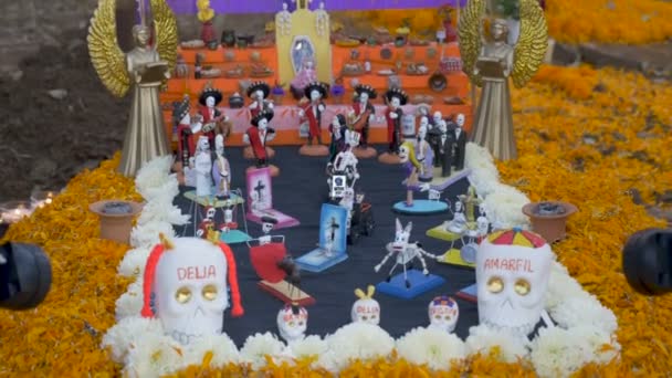 Decorated alter at a grave during day of the dead in Mexico — Stock Video