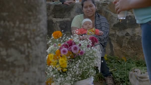 Mulher dando instruções para outra mulher que decora durante o dia dos mortos — Vídeo de Stock