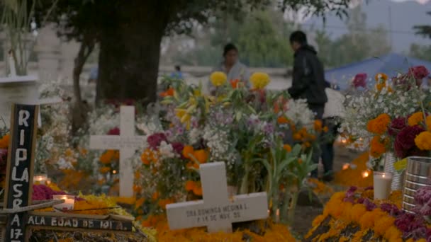 Крест и надгробия на мексиканском кладбище в день смерти — стоковое видео