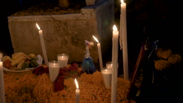 Frisches Obst und Kerzen auf einem Grab am Tag der Toten — Stockvideo