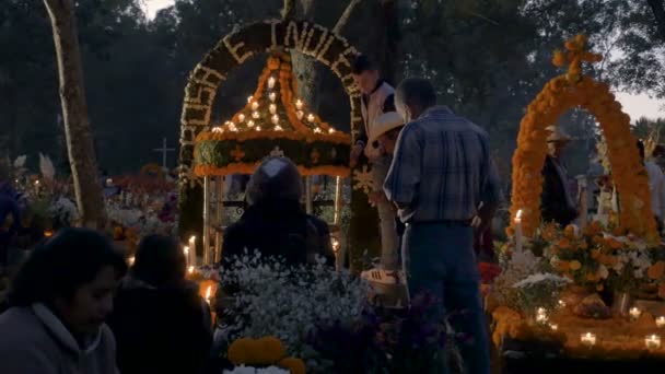 Мексиканская семья, стоящая перед днем мертвых святынь — стоковое видео