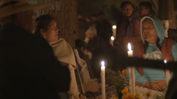 Eine ältere familie sitzt am tag der toten auf einem friedhof in mexiko — Stockvideo