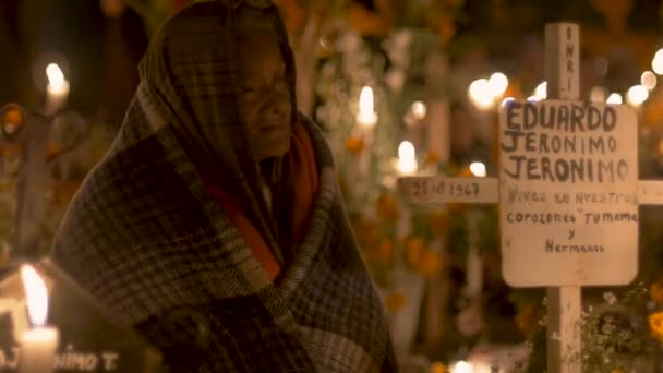 Oude vrouw zitten op een graf site tijdens dag van de doden in Mexico — Stockvideo