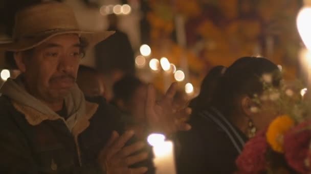 Hombre con sombrero de paja contando una historia en el día de los muertos en México — Vídeos de Stock