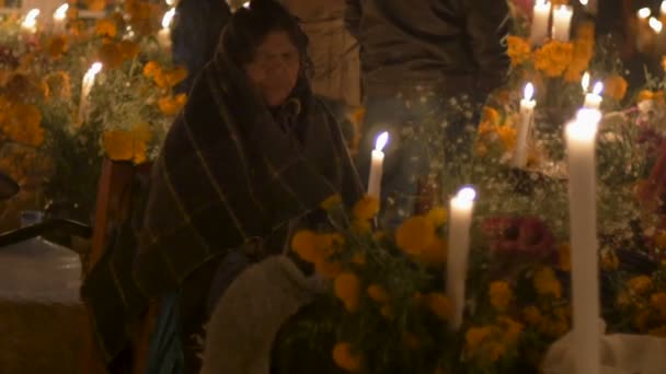 死者の日の間に、お墓の前に座っている古いメキシコ未亡人 — ストック動画