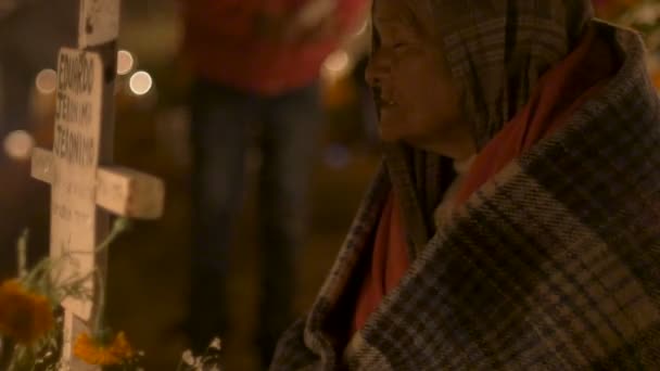 Smutný staré mexické žena sedí sám během Dušičky v Mexiku — Stock video