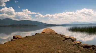 Sakin dağ Gölü ve eski bir iskele veya tekne Dock güzel gökyüzü