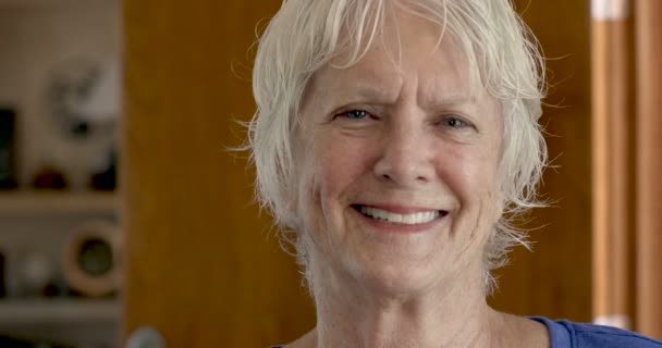 Портрет привлекательной 70-летней белой женщины, улыбающейся и смеющейся — стоковое видео