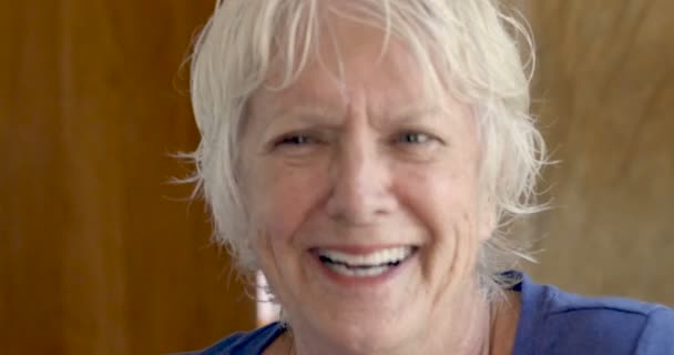 Levendige bruisende oudere senior vrouw in haar jaren 70 lachen en plezier — Stockvideo
