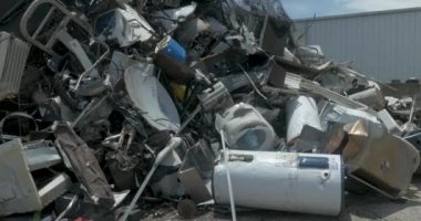 Yığın hurda metal ve kırık aletleri bir hurdalık veya geri dönüşüm merkezi