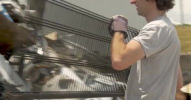 Adam bir geri dönüşüm merkezi hurda metal geri dönüşüm