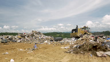 Caterpillar buldozer çöp ortadan kaldırmak için bir depolama çalışma