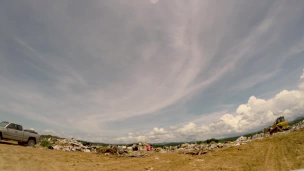 POV si avvicina a una discarica con bulldozer spingendo spazzatura — Video Stock