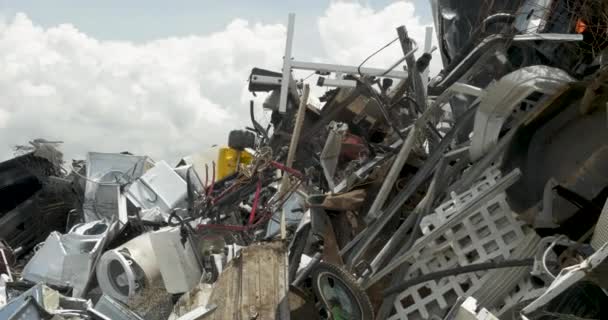 Stapel schroot metaal consument en huishoudelijke afval op een recycling centrum — Stockvideo