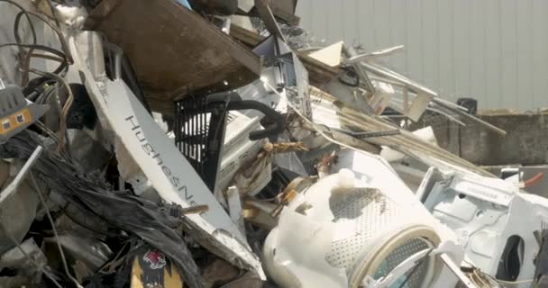 Close-up de um monte de aparelhos reciclados e sucata de metal — Vídeo de Stock