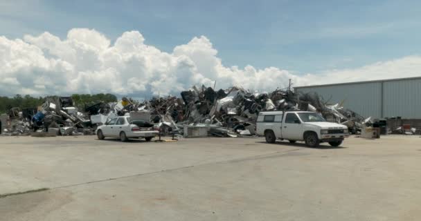 Людина за допомогою двох автомобілів викинути його сміття і побутових відходів — стокове відео