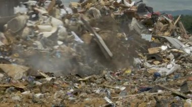 Büyük çöp ve caterpillar buldozer tarafından itti çöp yığını