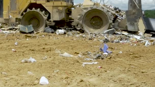 Caterpillar bulldozer deponi komprimator flyttar papperskorgen på en deponi — Stockvideo