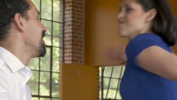 Close up de uma jovem mulher com raiva batendo um homem multi étnico no trabalho — Vídeo de Stock