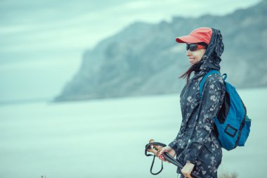 Büyük taşlar üzerinde duran sırt çantası ile genç yolcusu 