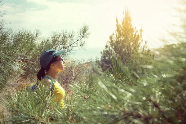 Aktiv sund kvinde vandreture i smuk skov . - Stock-foto