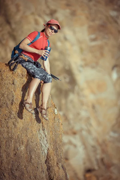 Turista s batohem relaxační na vrcholu hory — Stock fotografie
