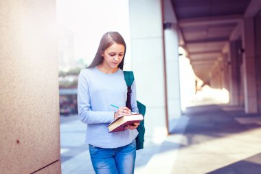 Üniversite Kampüsünde Dışarıda Yürüyen Öğrenciler