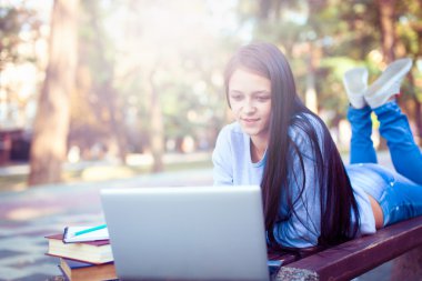 Açık havada Üniversitesi Campu üzerinde yürüyen öğrenciler