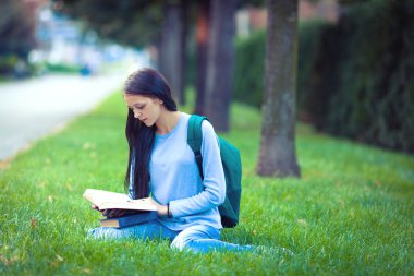 Üniversite Kampüsünde Dışarıda Yürüyen Öğrenciler