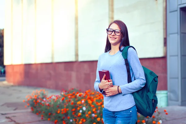 Strzał etniczne kolegium student studia na uczelni — Zdjęcie stockowe