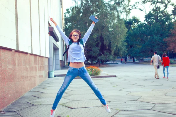 Studenten wandelen buiten op de universiteitscampus — Stockfoto