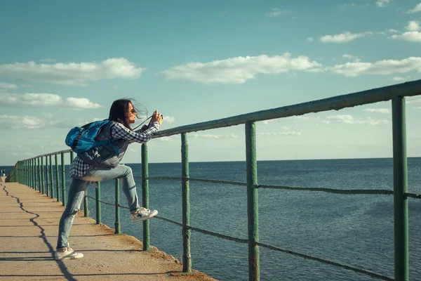 Attraktiva hipster flicka med ryggsäck som njuter av sin semester. — Stockfoto