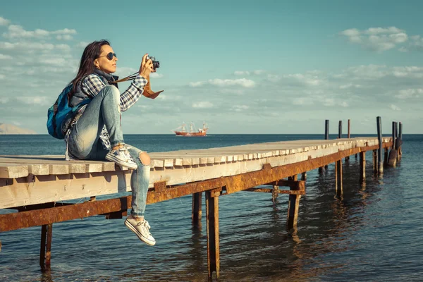 Attraktiva hipster flicka med ryggsäck som njuter av sin semester. — Stockfoto