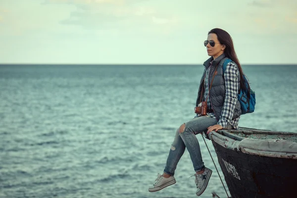 Unga kvinnliga resenären sitta på bryggan och njuta av vackra — Stockfoto