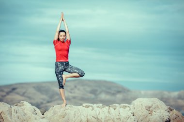 Kafkas kadın pratik yoga, deniz kıyısı