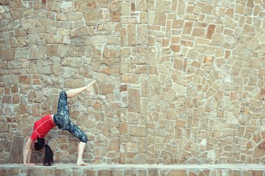 Kafkas kadın pratik yoga, deniz kıyısı