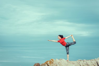 Kafkas kadın pratik yoga, deniz kıyısı