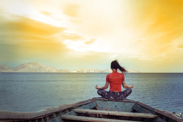 Caucasian woman practicing yoga at seashore — Stock Photo, Image