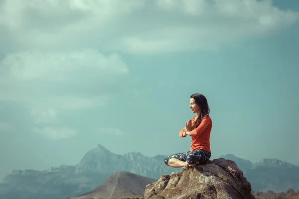 Flickan är engagerad i yoga på en bakgrund av ocean, tree pose — Stockfoto