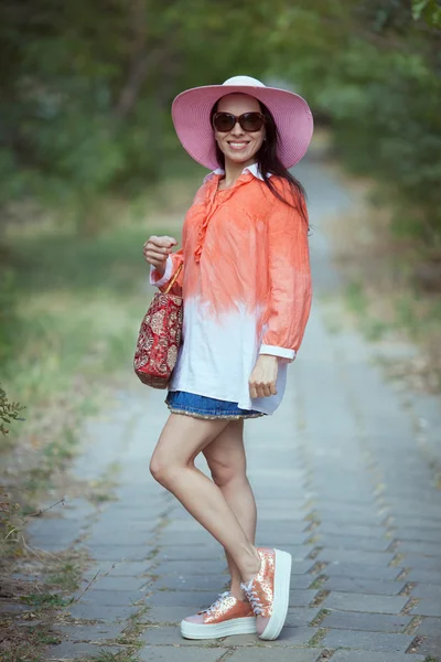 Hermosa mujer joven en sombrero elegante y gafas de sol posando outdo —  Fotos de Stock