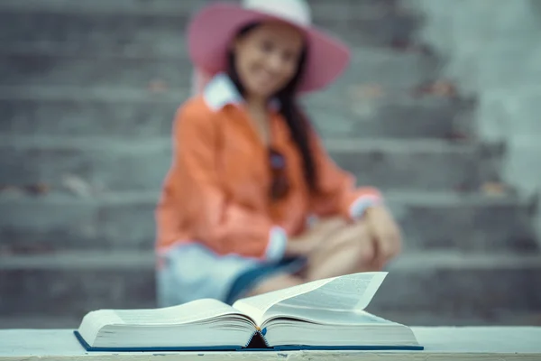 젊은 hipster 소녀 그녀의 좋아하는 책을 읽고 — 스톡 사진